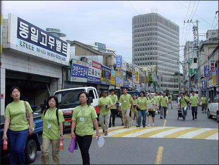 북성로 일대를 돌아보고 있는 한. 일청년들 